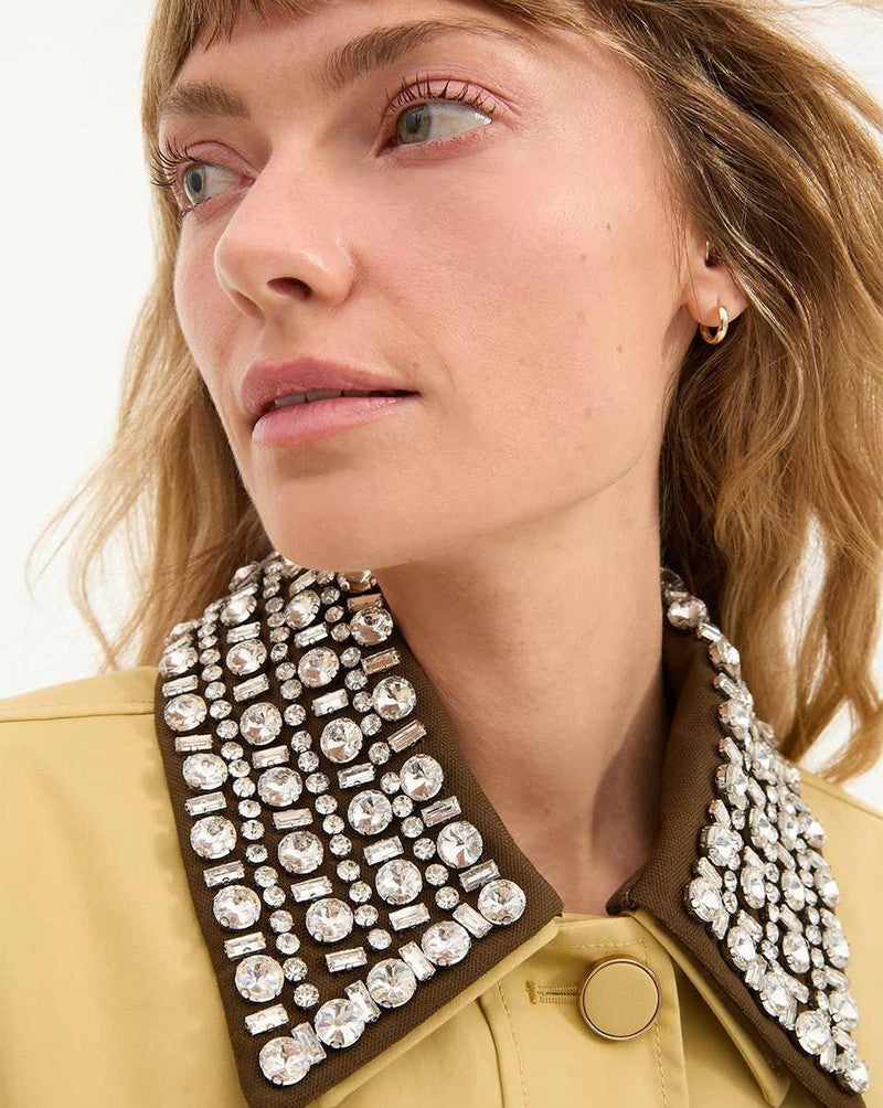 The Arlen Dickey Coat is expertly tailored from soft, 100% cotton for a lightweight and transitional piece. With a relaxed, boxy fit and oversized flap pockets, it offers both style and practicality. But the real showstopper? The detachable collar adorned with dazzling rhinestones, adding a touch of glamour and elevating any outfit.
