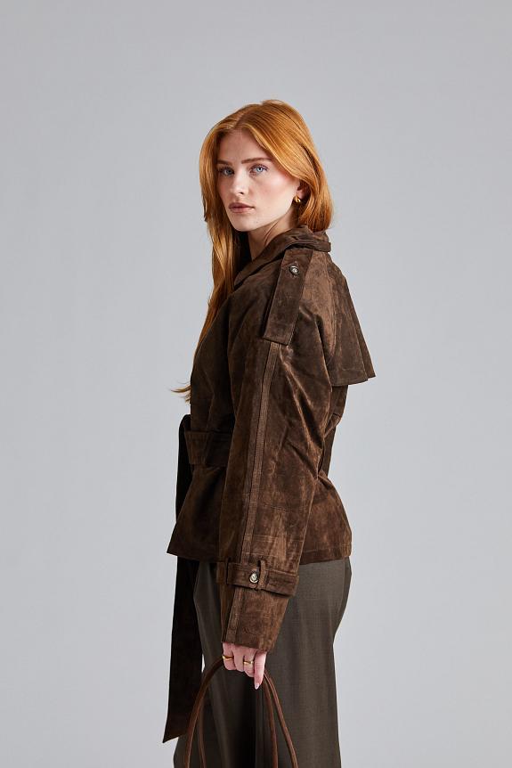 The York Cropped Trench Coat in Dark Brown by Adoore is a timeless, chic piece. Made with high-quality, soft suede and a classic trench silhouette, this coat is finished with a refined touch. The quilted lining and light padding provide both warmth and structure, making this a must-have for any wardrobe.