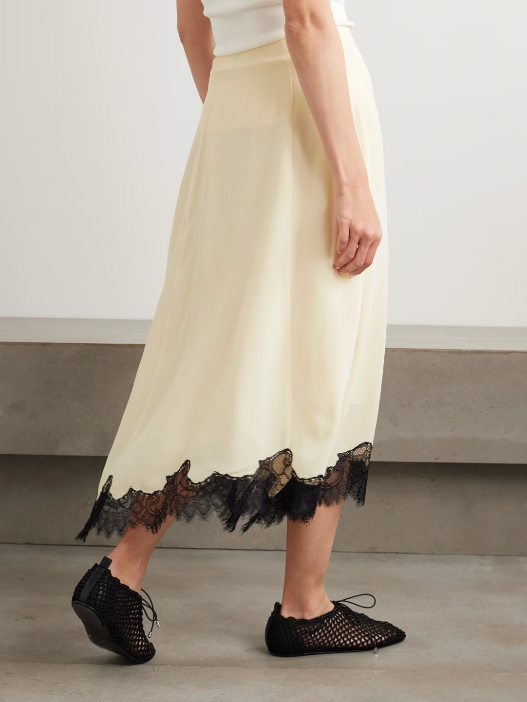 Ulla Johnson’s Rosine Midi Skirt offers timeless elegance with its fluid silk crepe de chine fabric and relaxed A-line silhouette. The delicate contrasting lace trim on the asymmetric hem adds a distinctive vintage flair. Perfectly paired with the matching Bette top, this skirt effortlessly elevates your wardrobe for both casual and special occasions.