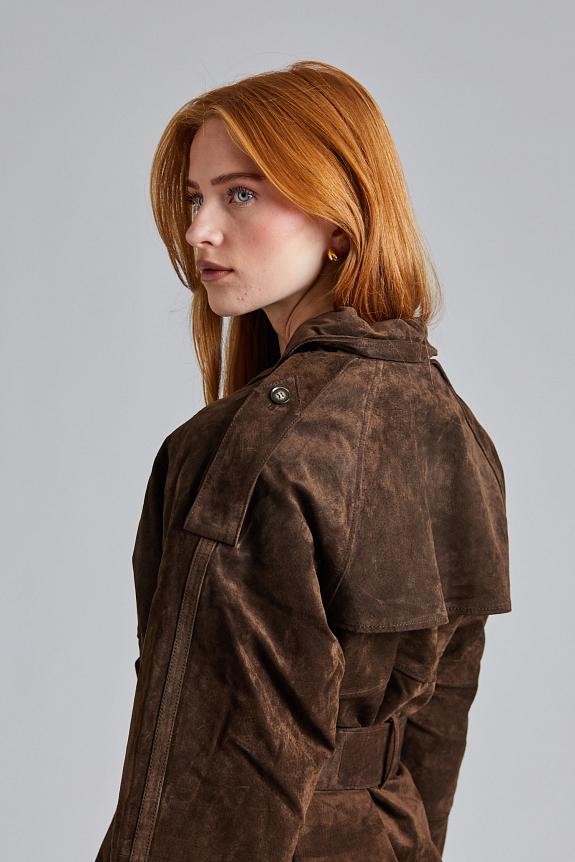 The York Cropped Trench Coat in Dark Brown by Adoore is a timeless, chic piece. Made with high-quality, soft suede and a classic trench silhouette, this coat is finished with a refined touch. The quilted lining and light padding provide both warmth and structure, making this a must-have for any wardrobe.