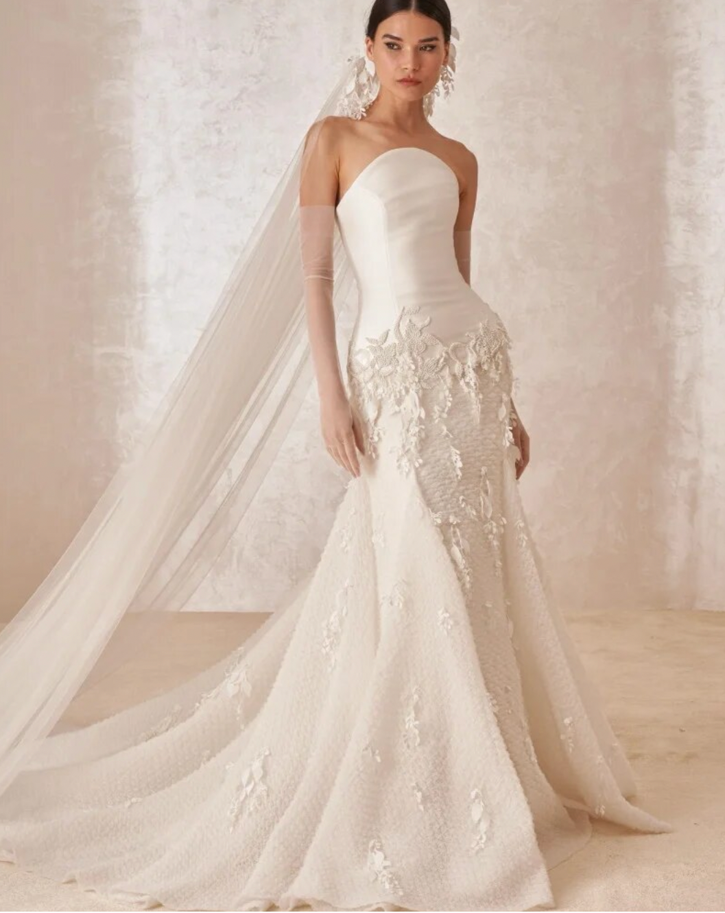 This elegant lace trumpet strapless dress, known as Dress Remie, features delicate lace appliques that add a touch of sophistication to your wedding day look. Made with expert craftsmanship, this dress exudes elegance and charm, perfect for the modern bride looking for a timeless and refined look.