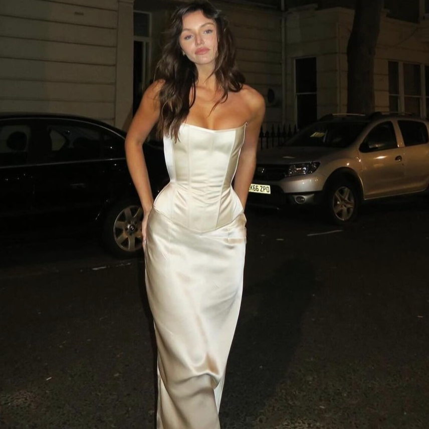 Introducing the Robe Katerin, a stunning Satin Mermaid Wedding Dress that will make any bride feel elegant and beautiful. With a simple strapless design and long sleeveless silhouette, this dress is perfect for any wedding. Made with high-quality satin, it's the perfect balance of sophistication and simplicity.