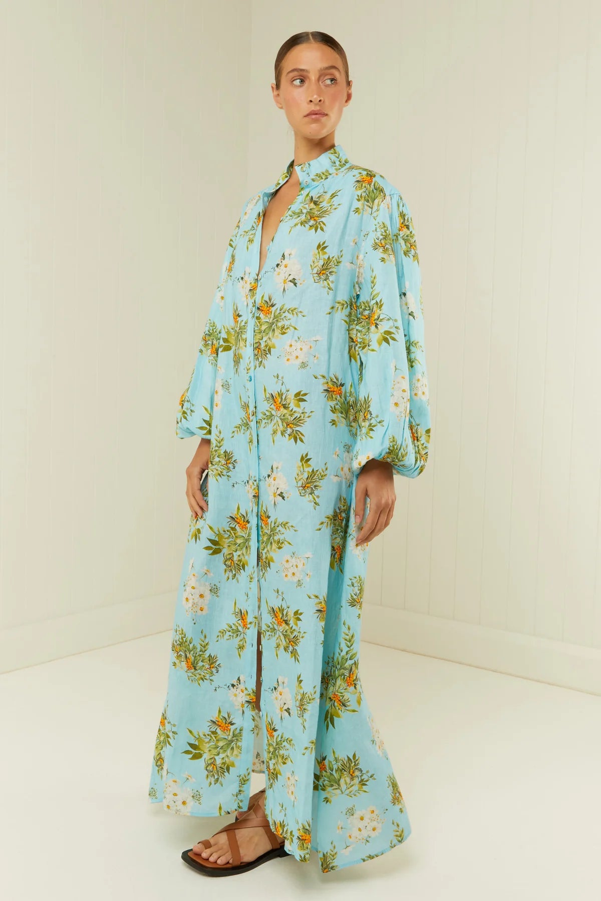 Indulge in the luxurious feel of the Noddy Dress by Palm Noosa, crafted in 100% Premium Linen with the exclusive Wild Berry print. The oversized fit offers a relaxed, effortless style, complete with blouson sleeves and a statement eyelet belt to cinch in the waist. Feel confident and chic in this versatile piece.