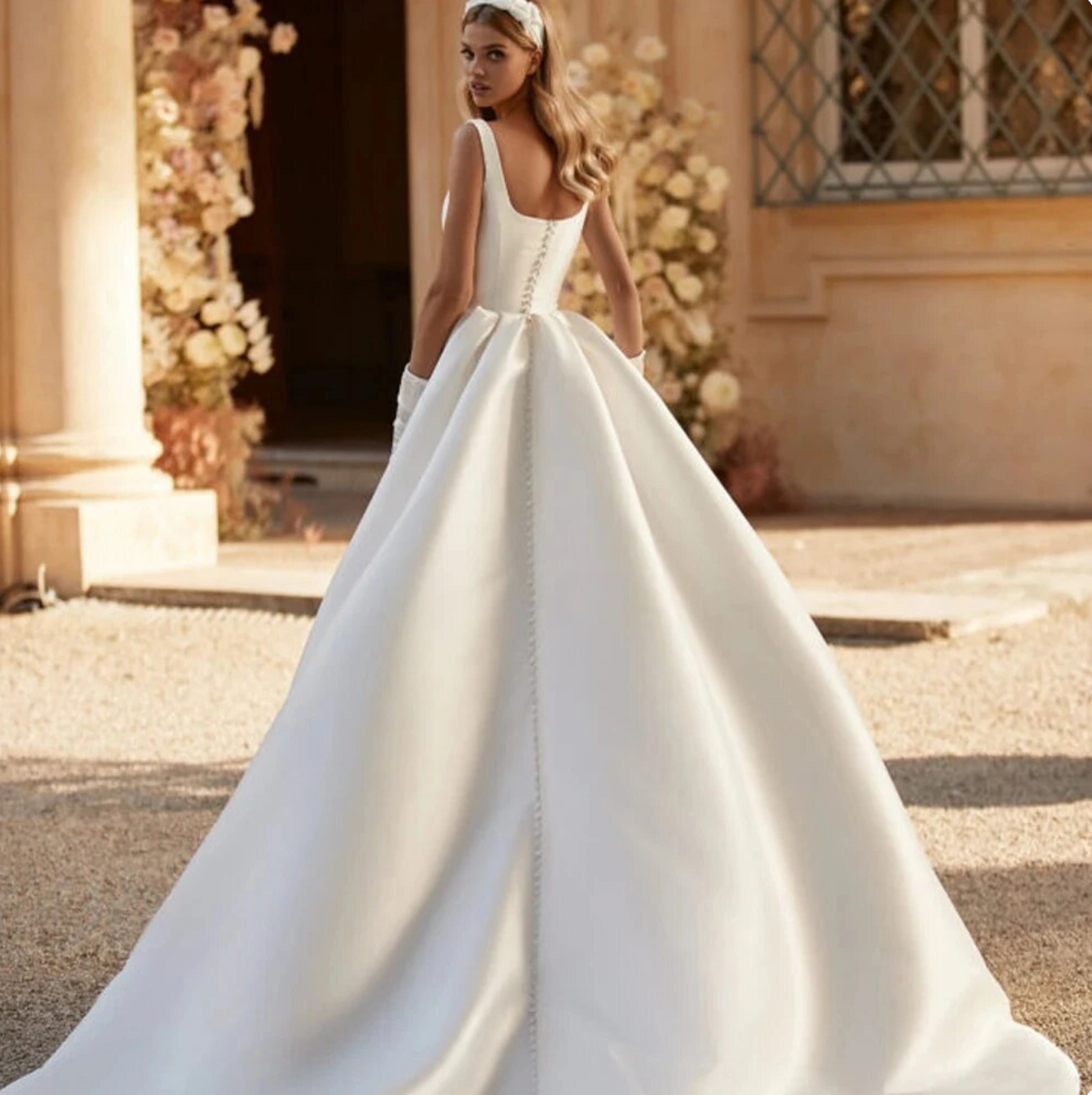 Look stunning on your special day with the Robe Grisella. This beautiful satin dress features an off-the-shoulder sweetheart neckline and soft, silky material, ideal for a romantic, fairytale-inspired wedding. Fluffy moping and simple style gives it a classic, elegant feel. Make your dream come true with the Robe Grisella!
