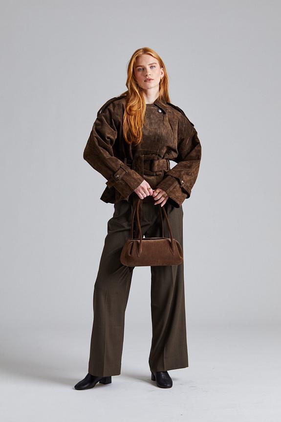 The York Cropped Trench Coat in Dark Brown by Adoore is a timeless, chic piece. Made with high-quality, soft suede and a classic trench silhouette, this coat is finished with a refined touch. The quilted lining and light padding provide both warmth and structure, making this a must-have for any wardrobe.