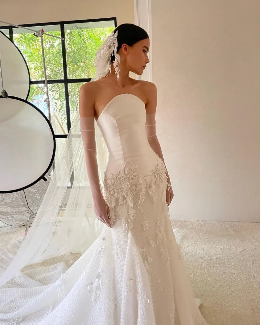 This elegant lace trumpet strapless dress, known as Dress Remie, features delicate lace appliques that add a touch of sophistication to your wedding day look. Made with expert craftsmanship, this dress exudes elegance and charm, perfect for the modern bride looking for a timeless and refined look.