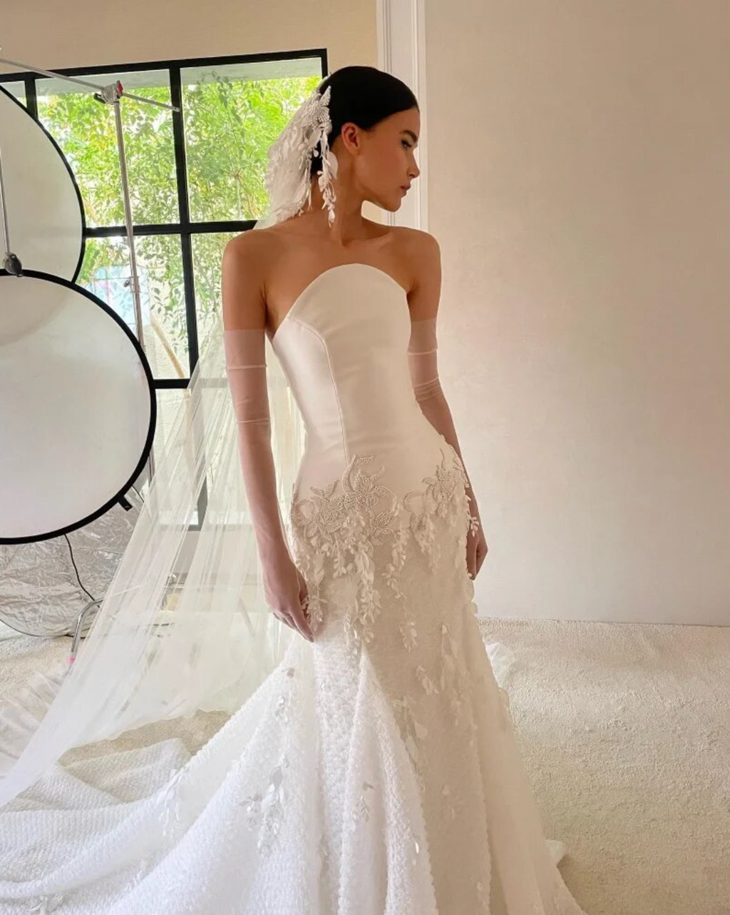 This elegant lace trumpet strapless dress, known as Dress Remie, features delicate lace appliques that add a touch of sophistication to your wedding day look. Made with expert craftsmanship, this dress exudes elegance and charm, perfect for the modern bride looking for a timeless and refined look.
