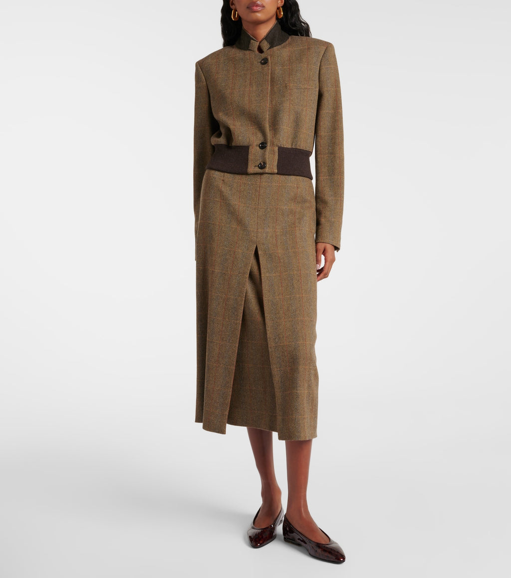 Experience timeless elegance with this Checked Wool and Cashmere Midi Skirt from Loro Piana. Crafted from a luxurious blend of soft wool and cashmere, it offers exceptional warmth and comfort. The classic checked pattern adds a refined touch, perfect for both professional and casual settings. Its midi length flatters any silhouette while providing versatile styling options. Elevate your wardrobe with this sophisticated piece designed to bring lasting style and effortless grace to your everyday look.