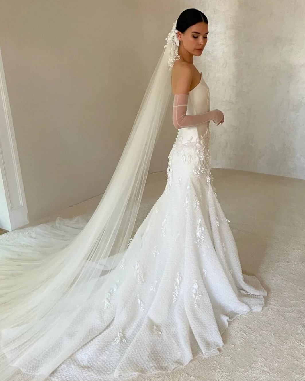 This elegant lace trumpet strapless dress, known as Dress Remie, features delicate lace appliques that add a touch of sophistication to your wedding day look. Made with expert craftsmanship, this dress exudes elegance and charm, perfect for the modern bride looking for a timeless and refined look.