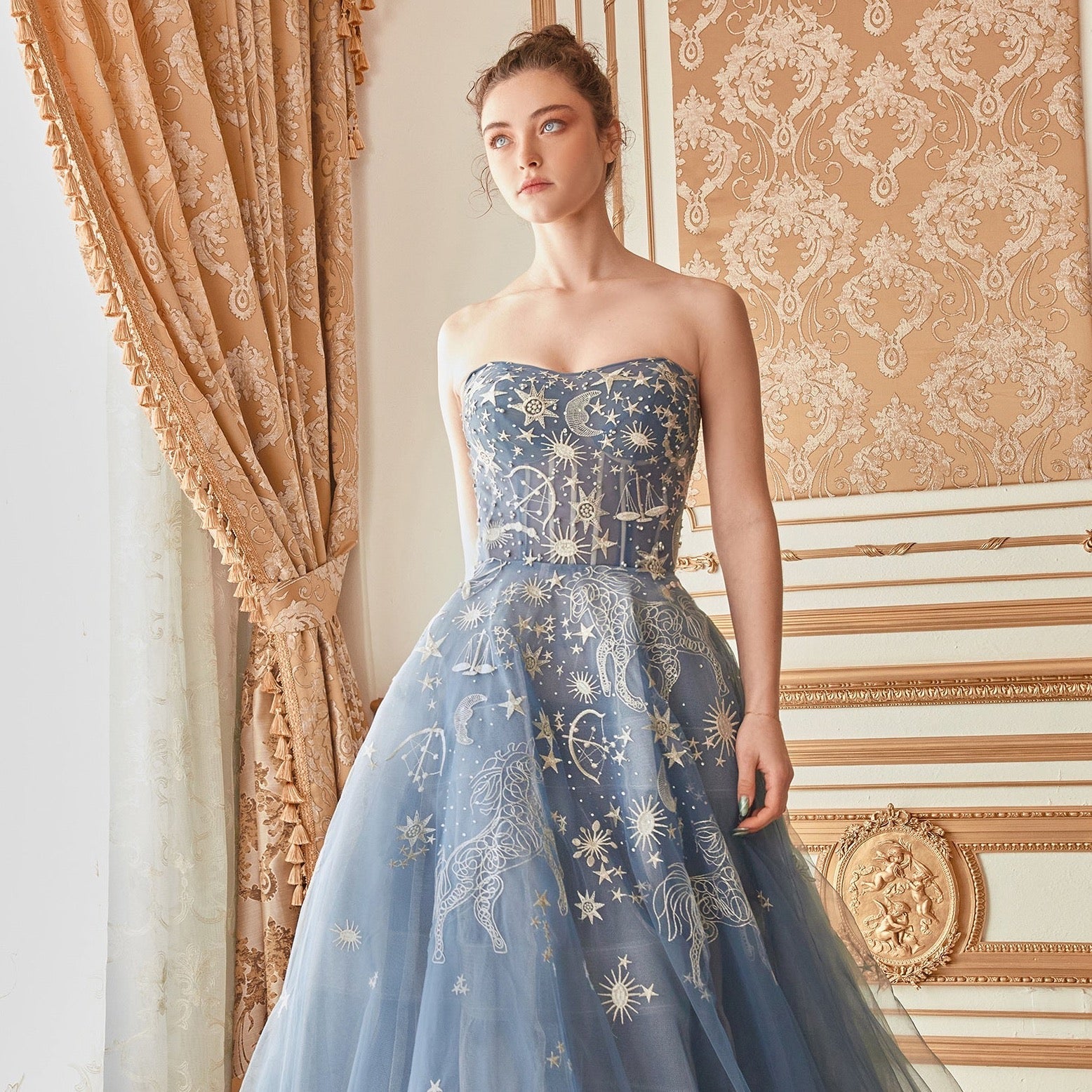 Indulge in luxury and elegance with our Robe Selinna. The beautiful dusty blue gown exudes sophistication and charm. Its flowing silhouette and mesmerizing hue will make you feel like a true masterpiece. Elevate your style and embrace the feeling of exclusivity with this must-have piece.