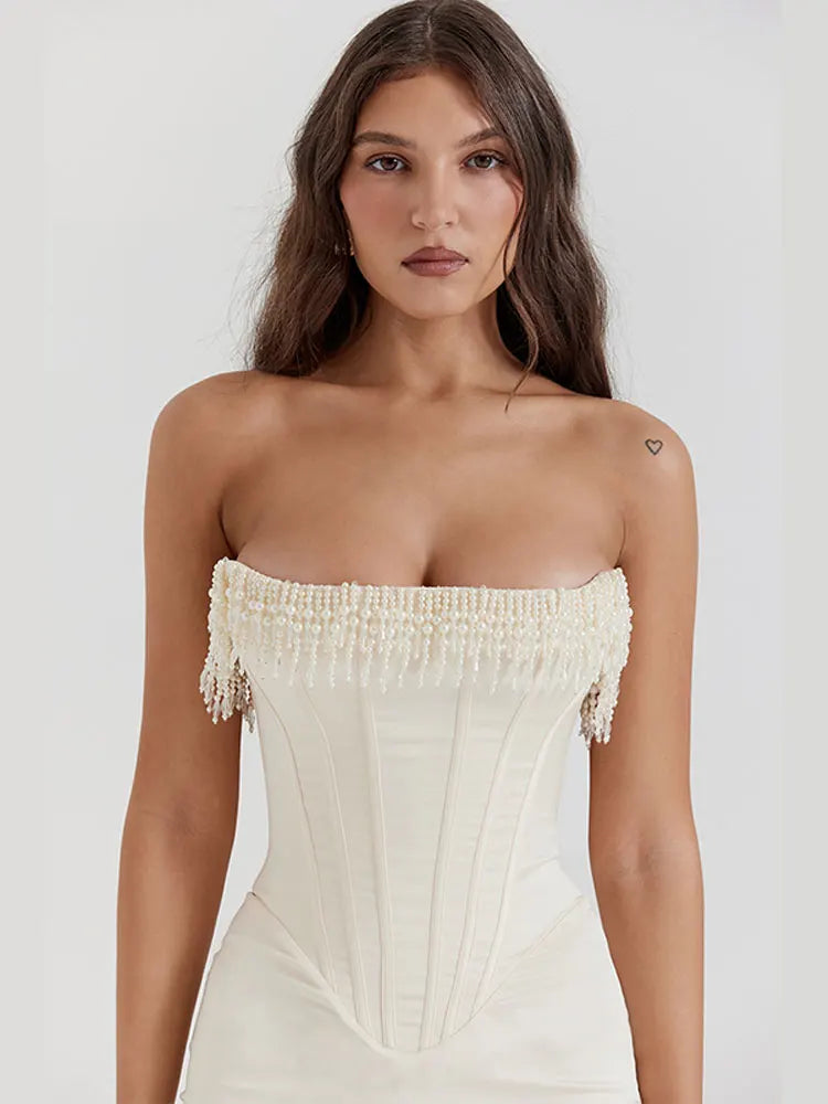 Introducing Dress Nalita, a fashion statement for the elegant and exclusive woman. This backless tassels dress features a strapless, sleeveless design that accentuates your slim figure. Stand out in any occasion and exude an air of sophistication and luxury. Elevate your wardrobe with Dress Nalita.