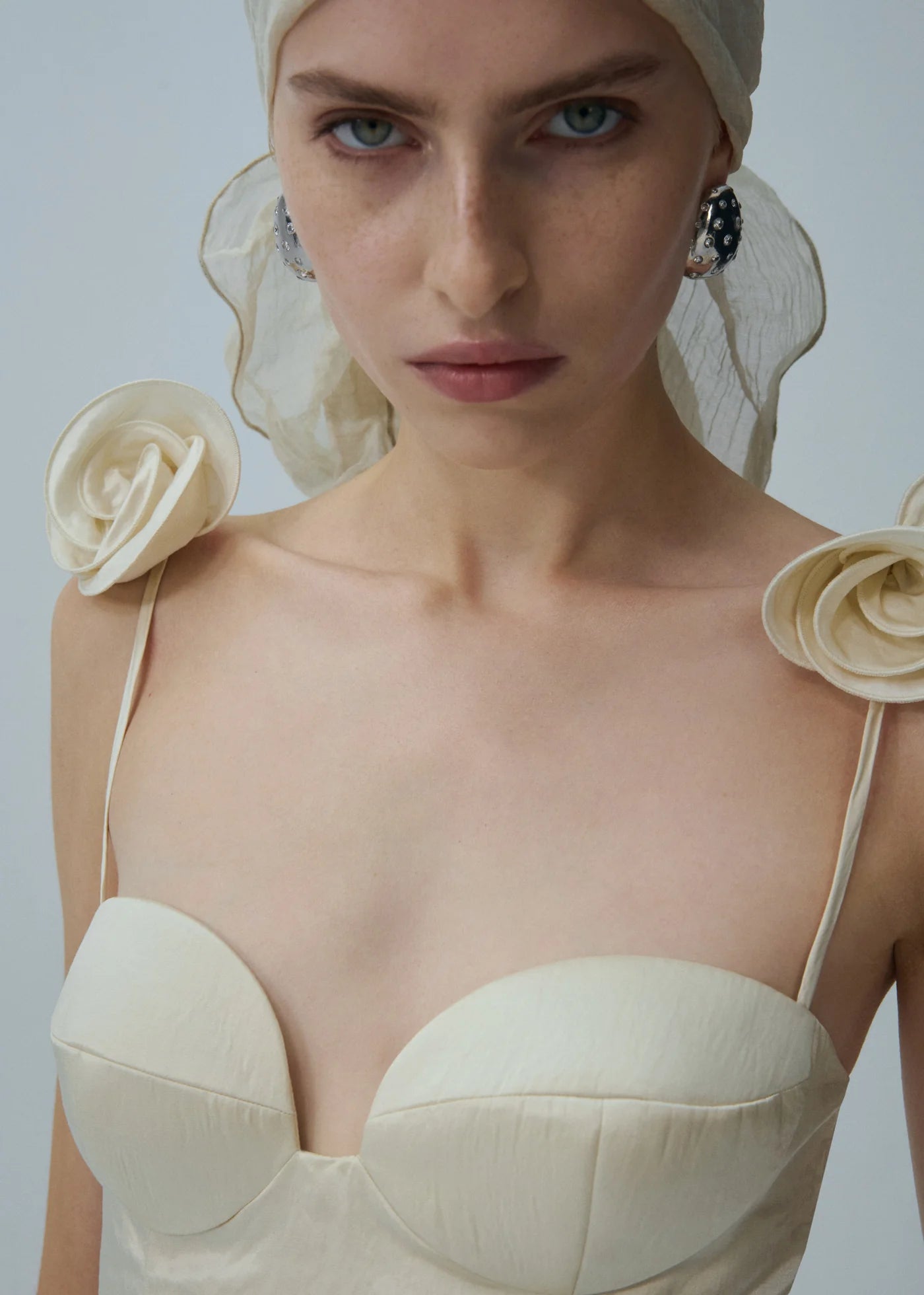 This Rosette bustier midi dress in cream redefines elegance with its iconic shape crafted from luxurious Japanese cotton crinkle fabric. The delicate 3D rosettes on the shoulder straps add a refined, romantic touch, making it perfect for standout occasions. Its flattering bustier silhouette enhances your figure while the breathable fabric ensures comfort throughout the day or night. Elevate your wardrobe with this timeless piece that blends classic design with contemporary details.