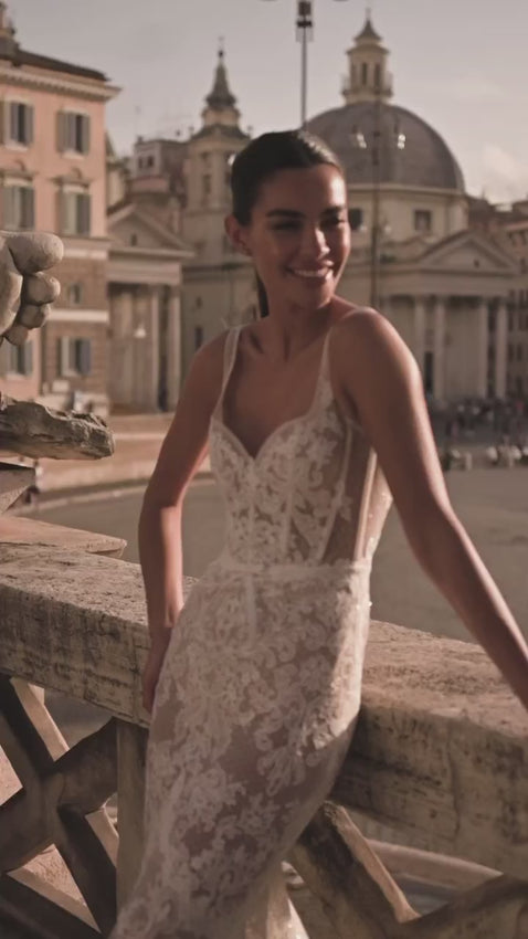 Get ready to make a statement on your special day with the Robe Chelsea! This elegant lace mermaid wedding dress combines the best of both worlds: a classic gown with a modern twist. Walk down the aisle in style and feel like a mermaid princess.