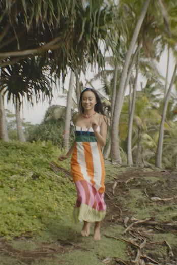 Refined and versatile, the Paloma is a crisp linen column dress cut to a midi length and anchored by a structured bustier neckline. Rendered in multicolored linen with a printed finish, this piece balances architectural design with effortless wear. The fully lined construction and back zip fastening provide comfort and security, while the defined silhouette makes it equally suited to casual outings and elevated occasions. A modern essential for warm-weather dressing.
