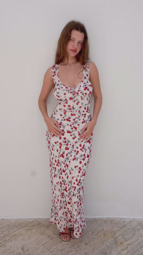 Effortlessly elegant, the Heidi in Fraise carries you seamlessly from midday errands to evening gatherings with timeless ease. Pair with strappy heels for an elevated look or kitten heels for relaxed garden-party charm. Designed for those who want to feel polished, comfortable, and vacation-ready every day.