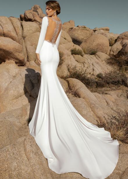Look stunning in our Robe Coralinne! This mermaid gown is perfect for special occasions and features a classic white color. The perfect blend of comfort and style, you'll be ready to make a statement wherever you go.