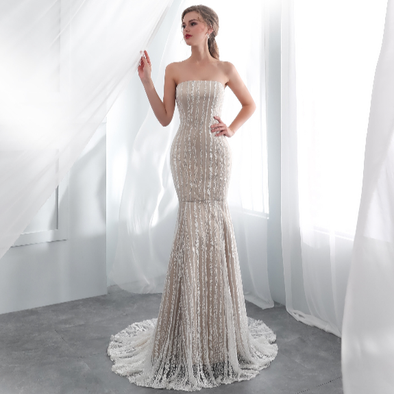 The Robe Conceta is a stunning, lace-embellished wedding dress that exudes both elegance and sensuality. With its sleeveless design and open back, it is perfect for the modern bride looking to make a statement on her special day. Expertly crafted with attention to detail, this dress will make any bride feel confident and beautiful.