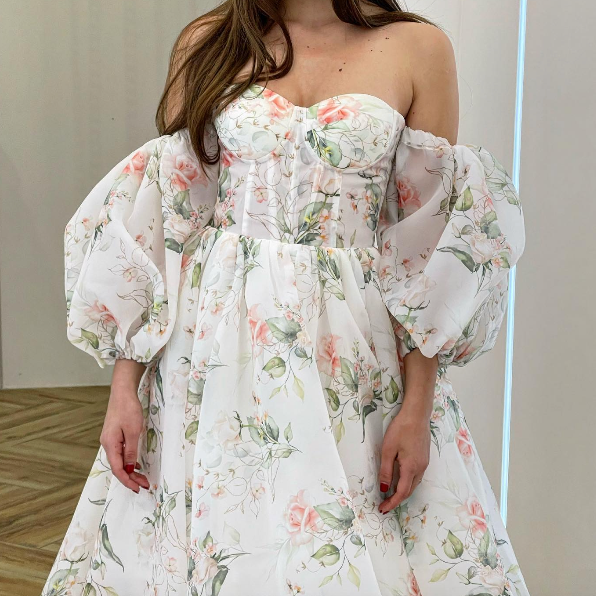 Introducing the Robe Clara, a masterpiece of elegant design. This prom gown features exquisite floral details, elevating your style to the heights of sophistication. Immerse yourself in luxury and make a statement at any event.