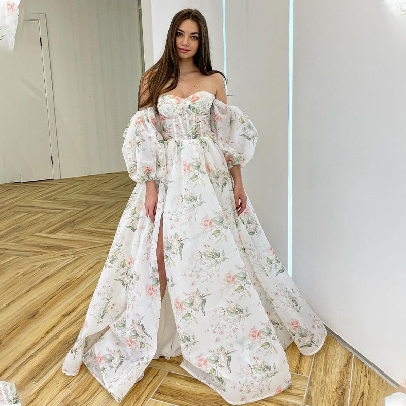 Introducing the Robe Clara, a masterpiece of elegant design. This prom gown features exquisite floral details, elevating your style to the heights of sophistication. Immerse yourself in luxury and make a statement at any event.