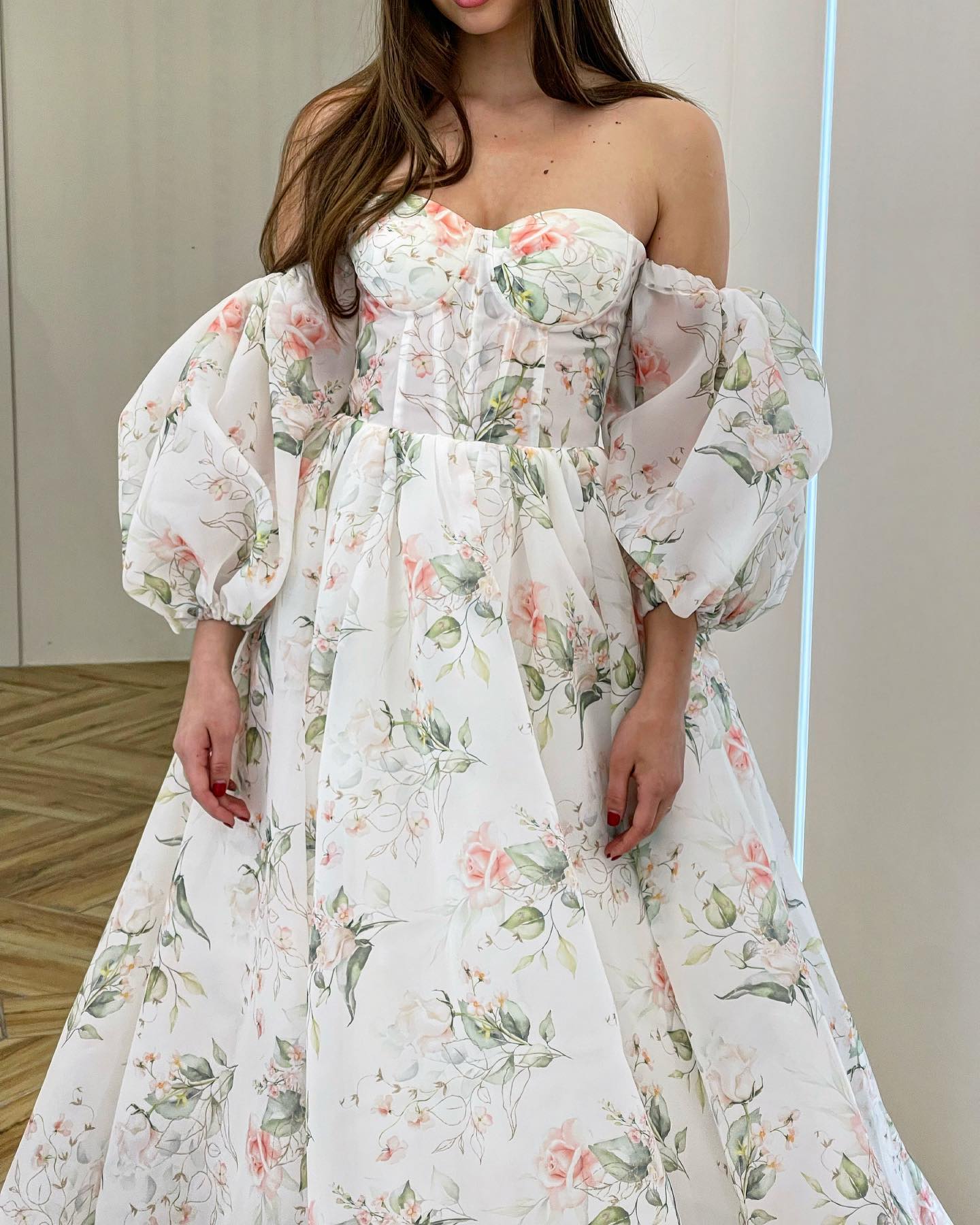 Introducing the Robe Clara, a masterpiece of elegant design. This prom gown features exquisite floral details, elevating your style to the heights of sophistication. Immerse yourself in luxury and make a statement at any event.