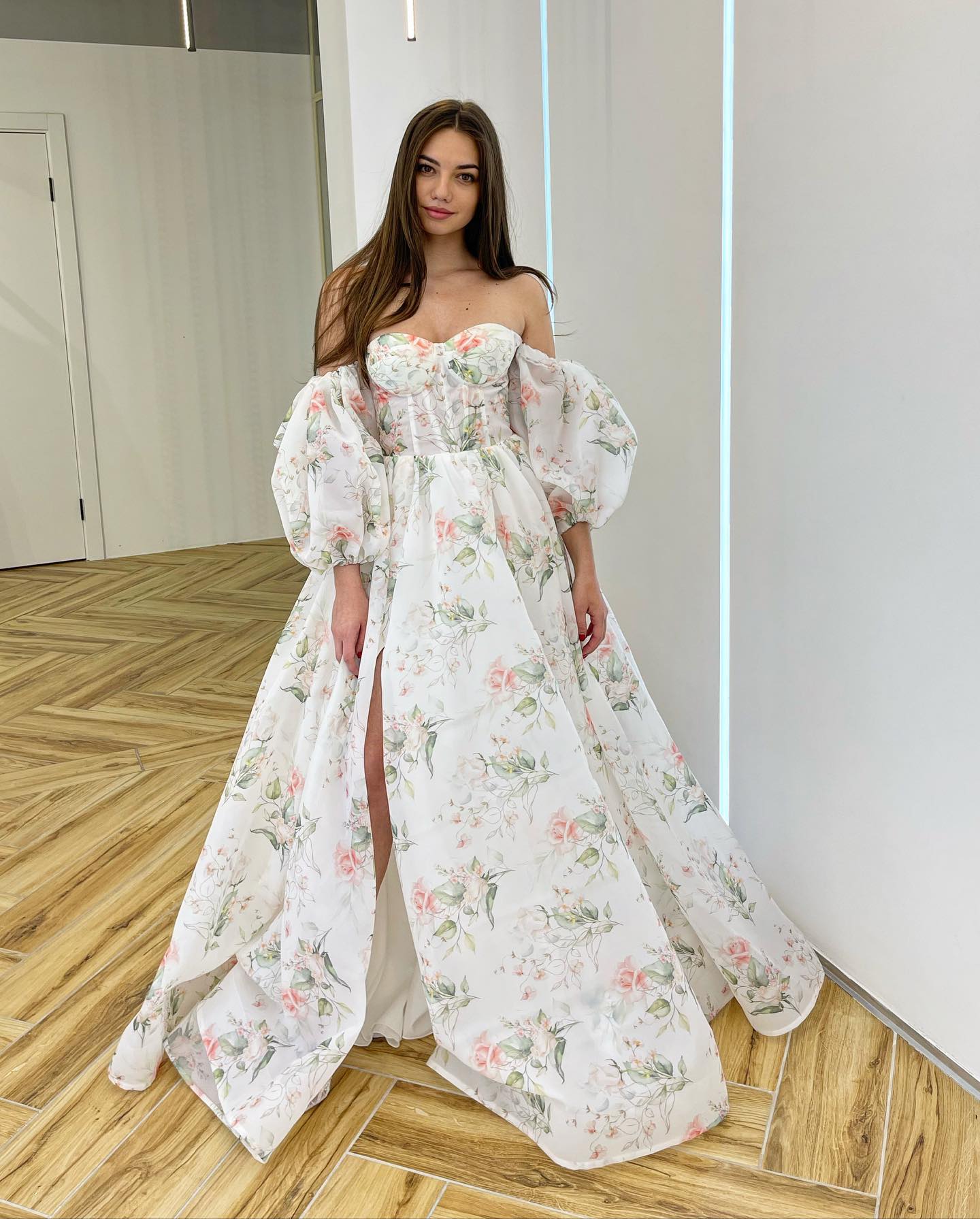 Introducing the Robe Clara, a masterpiece of elegant design. This prom gown features exquisite floral details, elevating your style to the heights of sophistication. Immerse yourself in luxury and make a statement at any event.