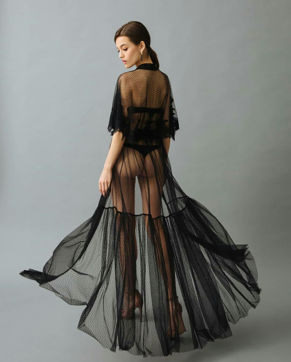 Indulge in luxurious comfort and elegance with our Robe du Soir Sage. This nightgown features a transparent design, adding a touch of allure to your evenings. Relax and feel your best with this stunning robe de nuit.