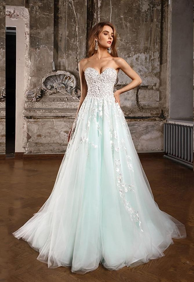 Elevate your style with the Robe Josey, an evening gown fit for a daring and adventurous fashionista. Embrace the challenge of standing out at any formal event with this chic and bold statement piece. Command attention and make a lasting impression with this stunning gown.