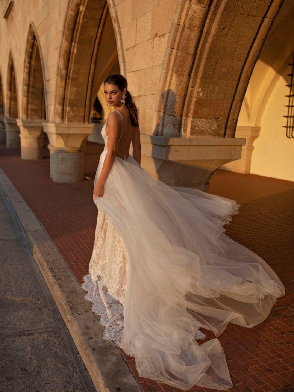 The Robe Scarlette is the perfect choice for any elegant wedding. Made with ivory sparkling fabric, this gown exudes sophistication and glamour. Its elegant design will make you feel like a true bride on your special day. Say "I do" with confidence and style in this stunning wedding gown.