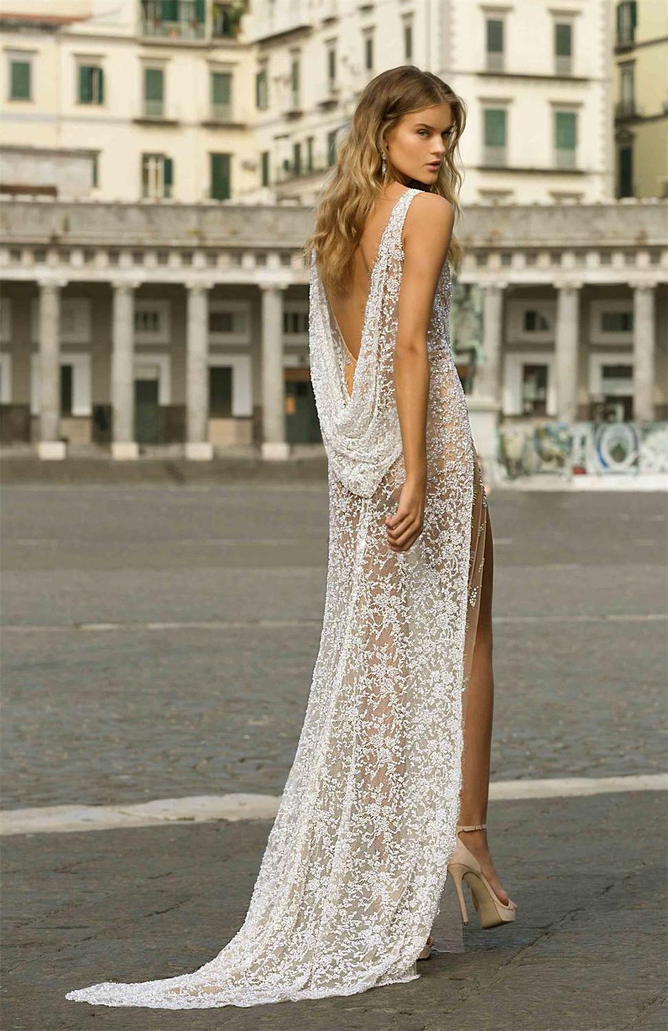 Be the daring siren of the night in the sparkling and elegant Robe Midge. This chic gown will make you feel like a sexy bride, ready to take risks and stand out in any event. Embrace your daring side and captivate everyone with this alluring piece!