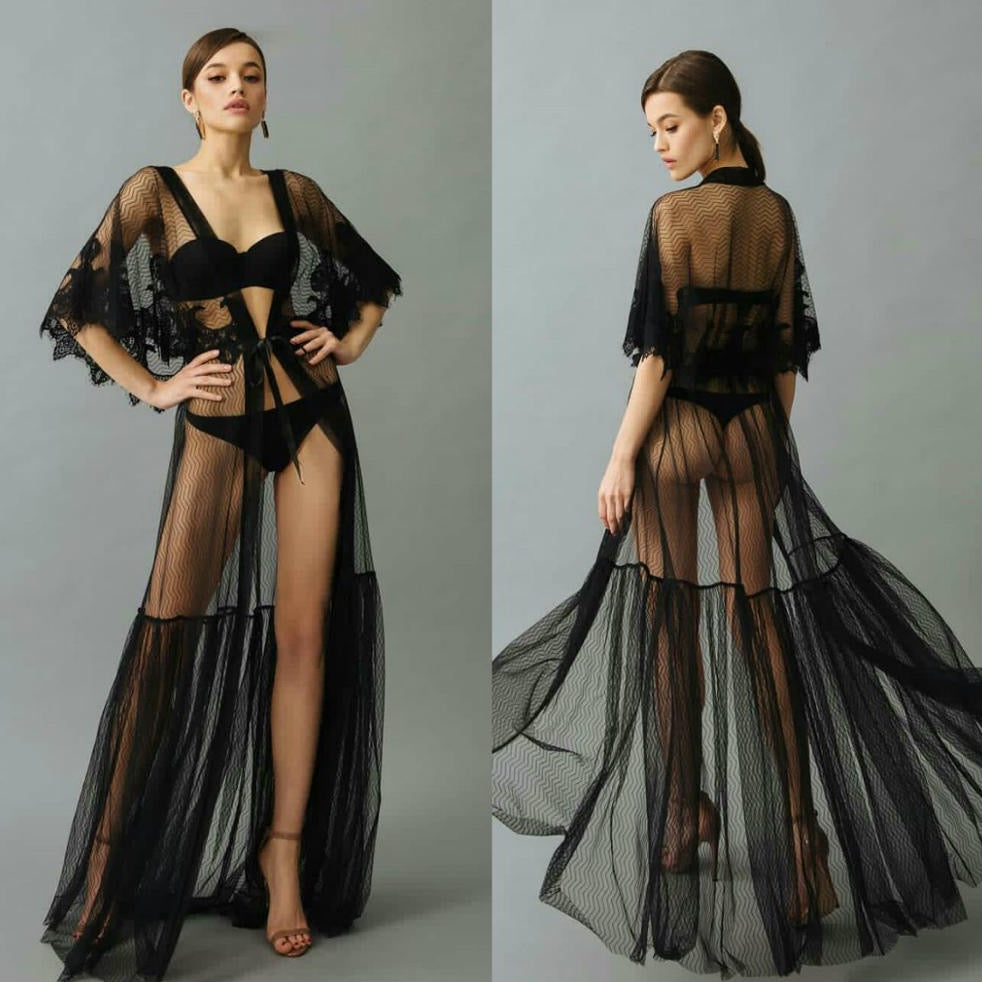 Indulge in luxurious comfort and elegance with our Robe du Soir Sage. This nightgown features a transparent design, adding a touch of allure to your evenings. Relax and feel your best with this stunning robe de nuit.