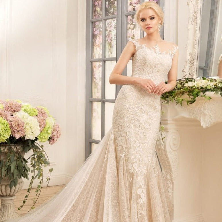 Elevate your special day with the Robe Gunivera. This ivory gown boasts exquisite embroidery, offering an elegant touch to any bridal ensemble. Let the Gunivera be the perfect, luxurious addition to your wedding attire.