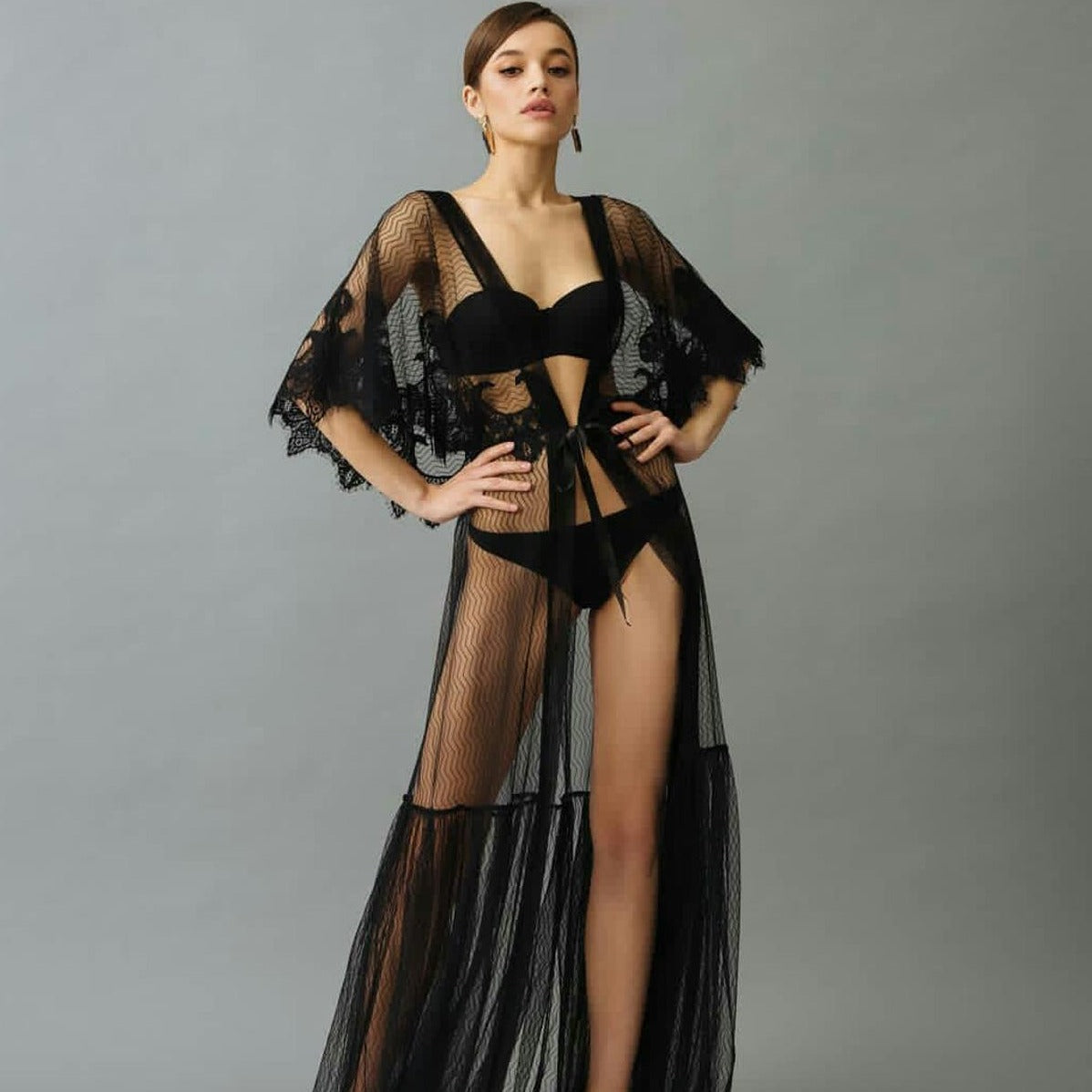 Indulge in luxurious comfort and elegance with our Robe du Soir Sage. This nightgown features a transparent design, adding a touch of allure to your evenings. Relax and feel your best with this stunning robe de nuit.