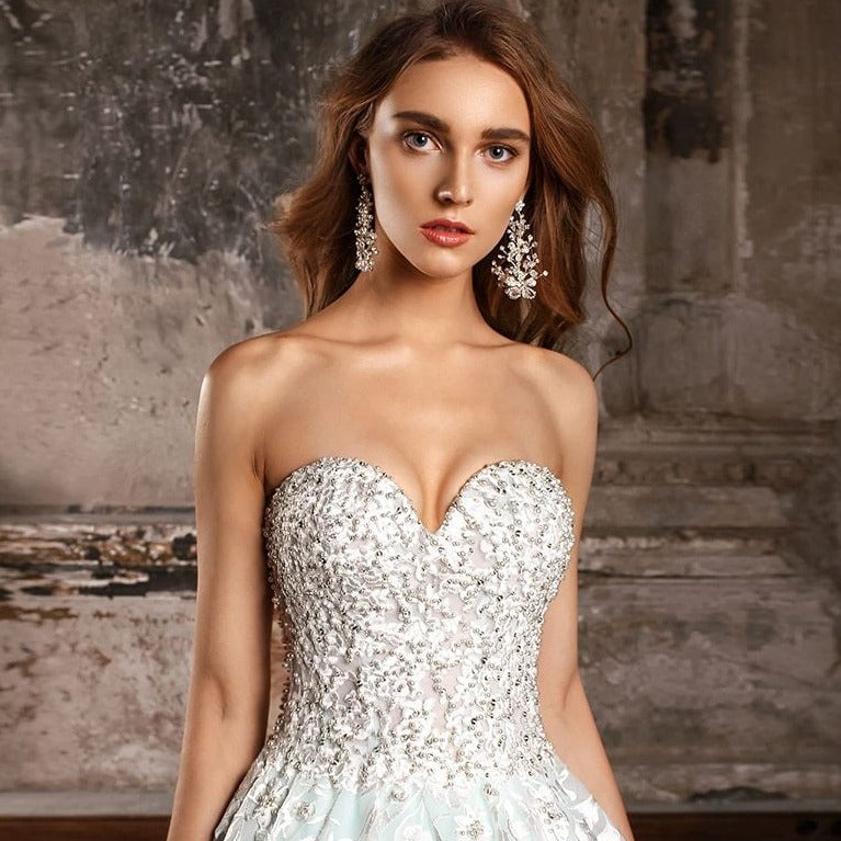 Elevate your style with the Robe Josey, an evening gown fit for a daring and adventurous fashionista. Embrace the challenge of standing out at any formal event with this chic and bold statement piece. Command attention and make a lasting impression with this stunning gown.