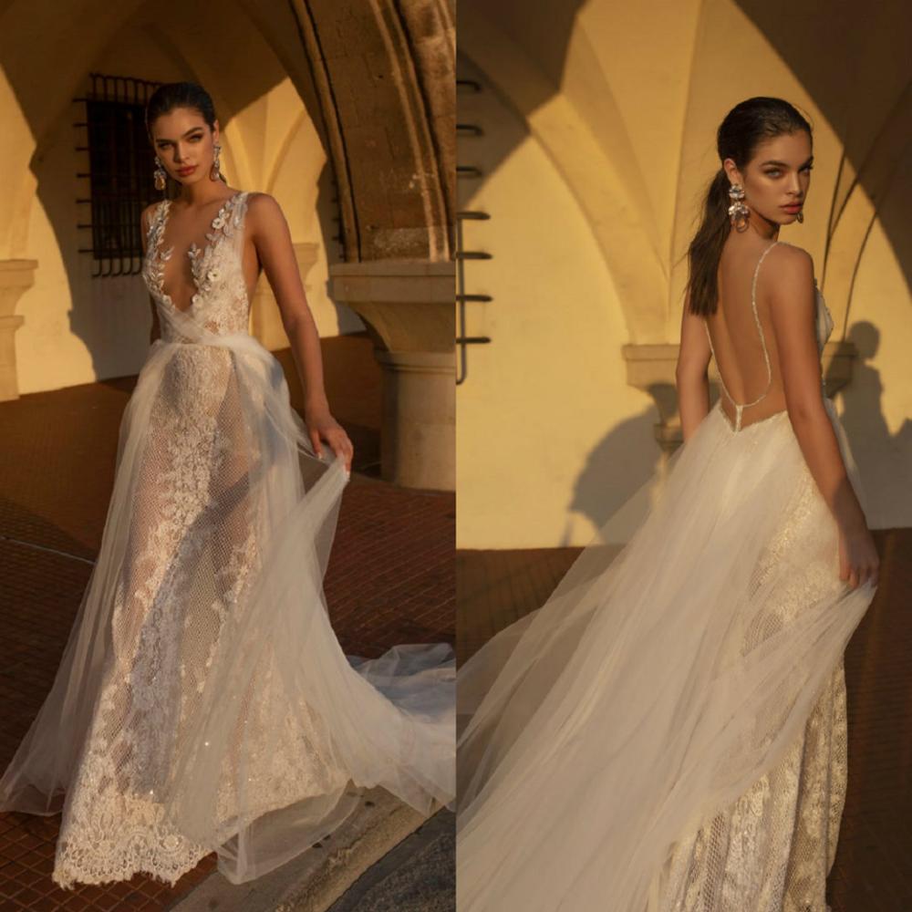 The Robe Scarlette is the perfect choice for any elegant wedding. Made with ivory sparkling fabric, this gown exudes sophistication and glamour. Its elegant design will make you feel like a true bride on your special day. Say "I do" with confidence and style in this stunning wedding gown.