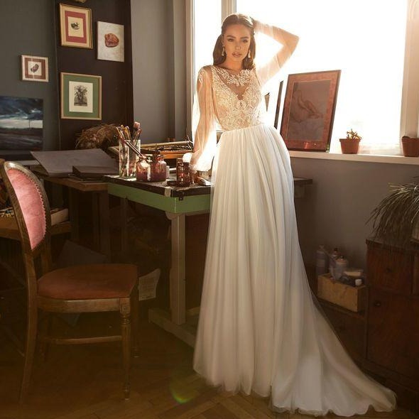 Look stunning on your special day with our Robe Shania. This elegant wedding bridal gown features beautiful embroidery, adding a touch of sophistication to your look. Indulge in the luxurious feel of this gown as you walk down the aisle. Make a statement with Robe Shania.