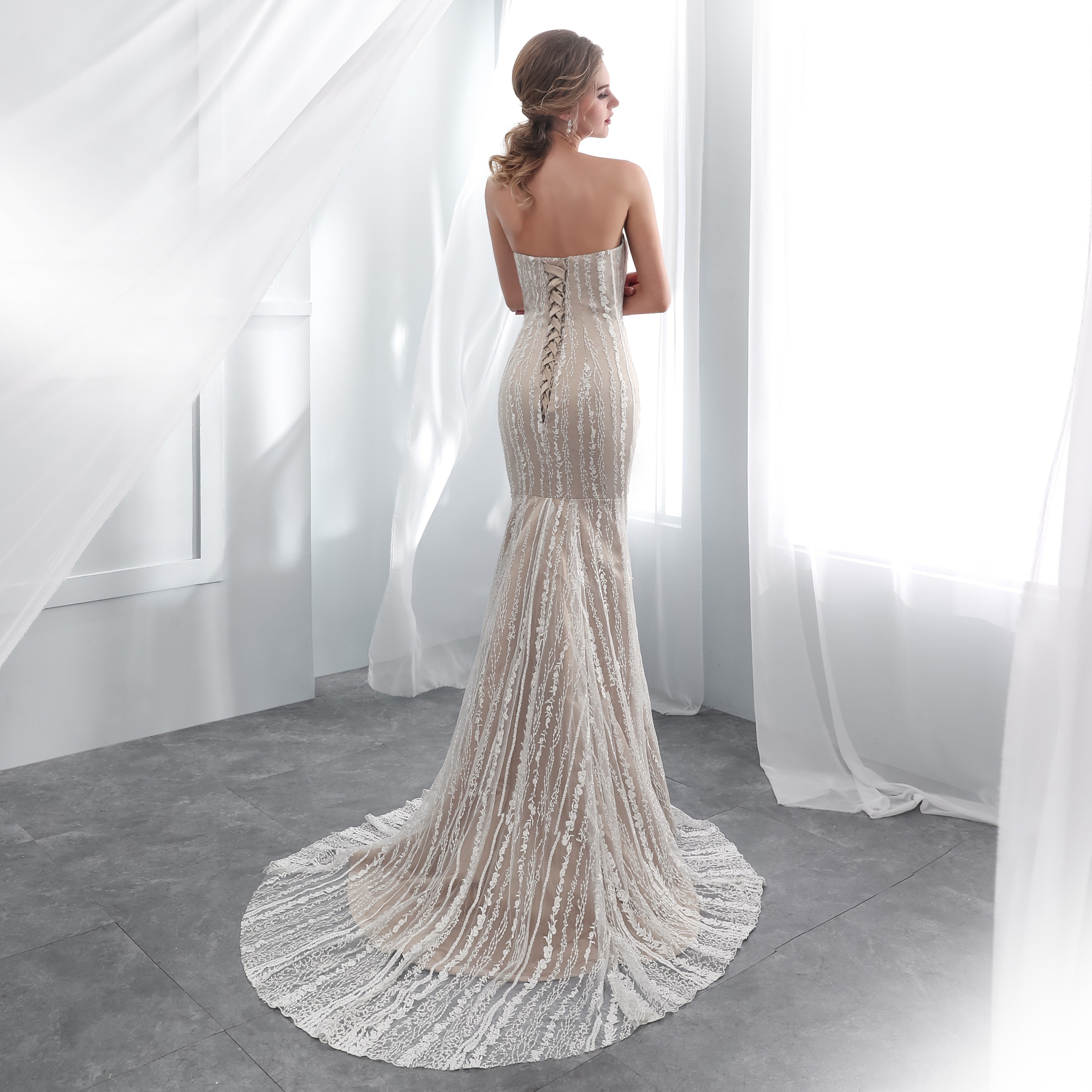 The Robe Conceta is a stunning, lace-embellished wedding dress that exudes both elegance and sensuality. With its sleeveless design and open back, it is perfect for the modern bride looking to make a statement on her special day. Expertly crafted with attention to detail, this dress will make any bride feel confident and beautiful.