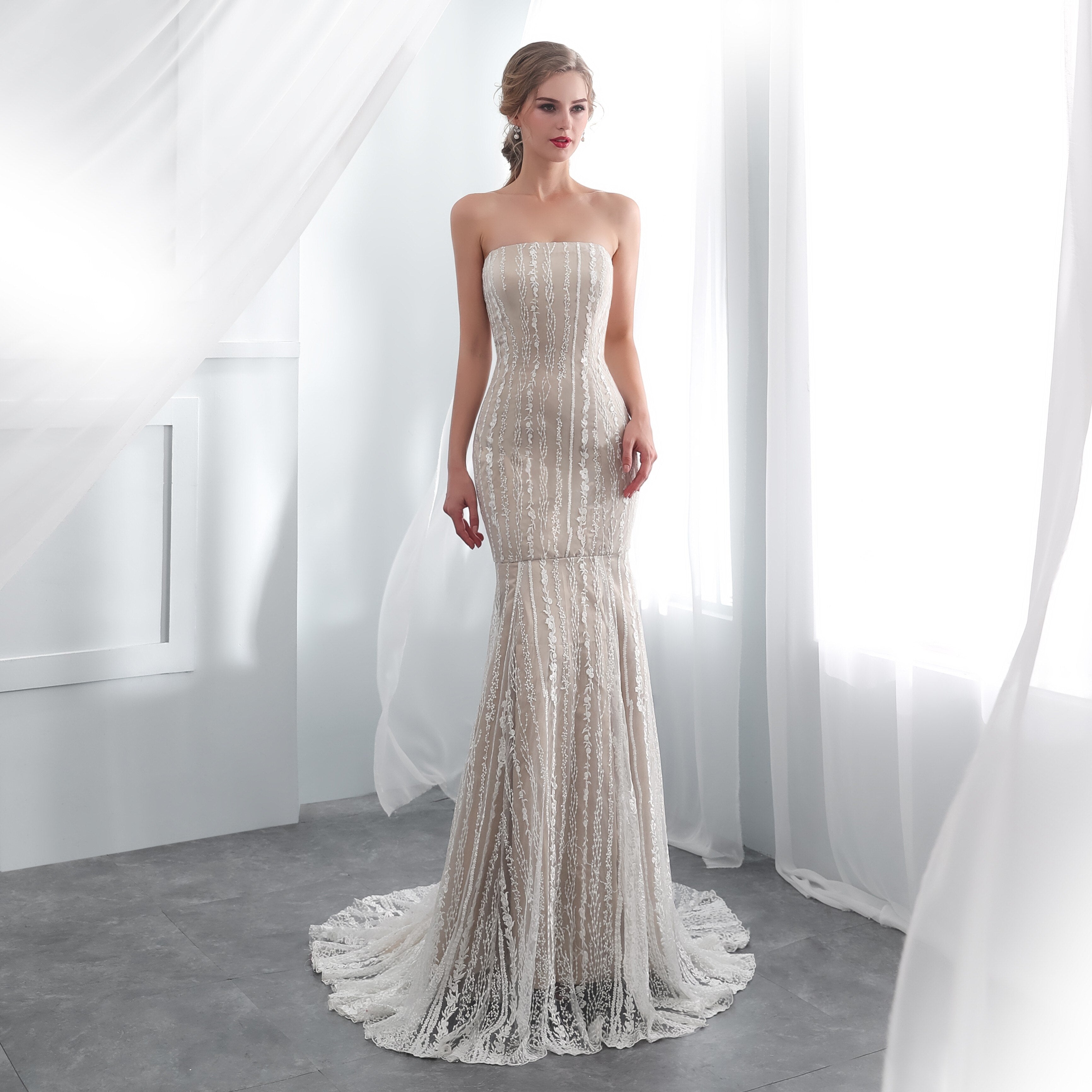 The Robe Conceta is a stunning, lace-embellished wedding dress that exudes both elegance and sensuality. With its sleeveless design and open back, it is perfect for the modern bride looking to make a statement on her special day. Expertly crafted with attention to detail, this dress will make any bride feel confident and beautiful.