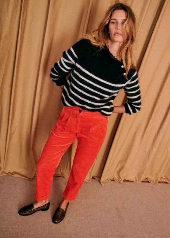 Introducing Pull Kaya - the perfect addition to your wardrobe. Its classic retro style, diagonal button detailing, and slimming silhouette make it versatile for any occasion. Complete with long sleeves and a rayon collar, this top is both stylish and functional. Upgrade your wardrobe with Pull Kaya.