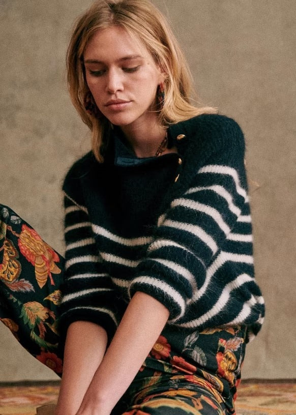 Introducing Pull Kaya - the perfect addition to your wardrobe. Its classic retro style, diagonal button detailing, and slimming silhouette make it versatile for any occasion. Complete with long sleeves and a rayon collar, this top is both stylish and functional. Upgrade your wardrobe with Pull Kaya.