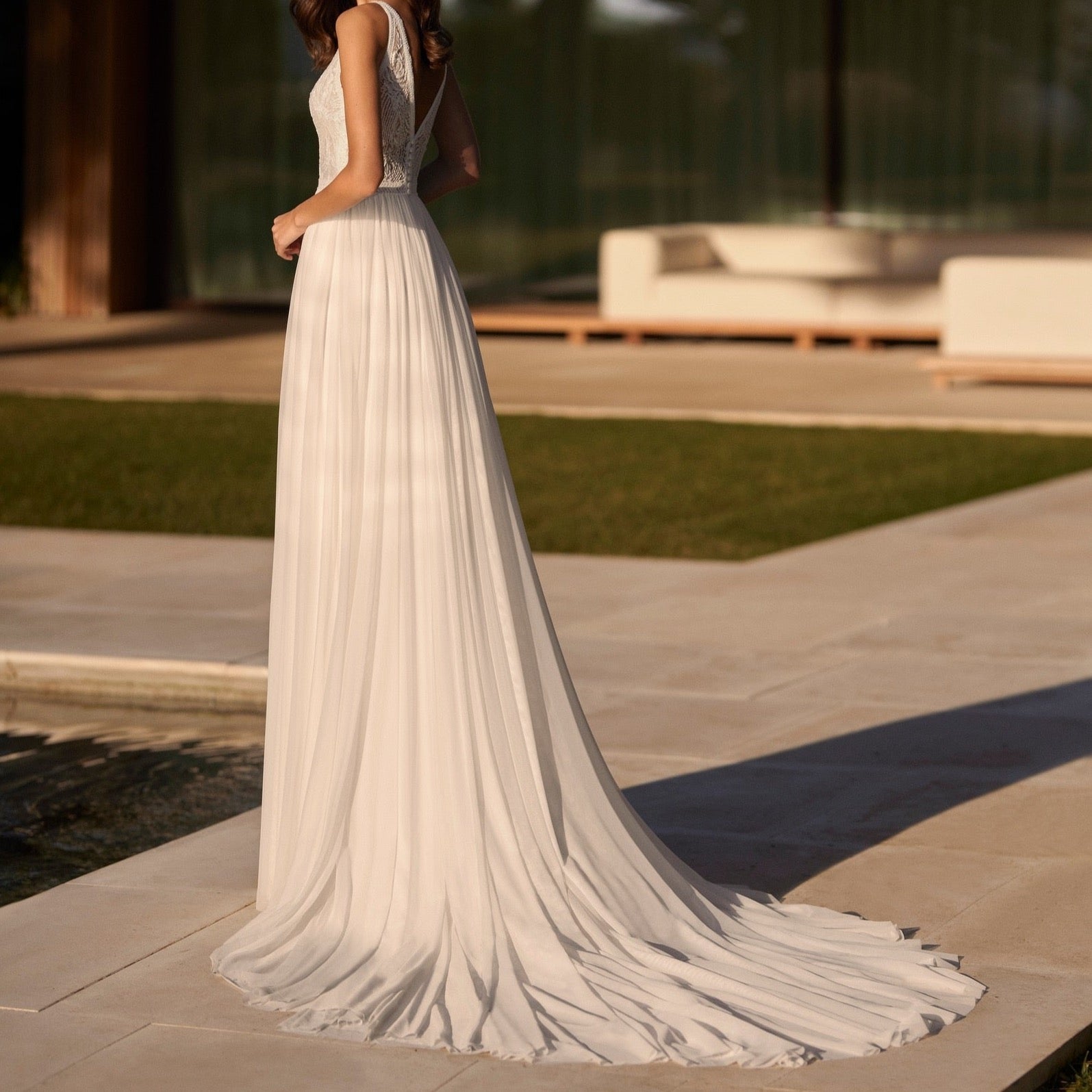 Indulge in luxury and sophistication with our Robe Peppa. This simple yet chic white bridal wedding gown exudes elegance and exclusivity. Dressed in this piece, you'll feel like a work of art, ready to walk down the aisle and captivate all eyes. Elevate your special day with the Robe Peppa.
