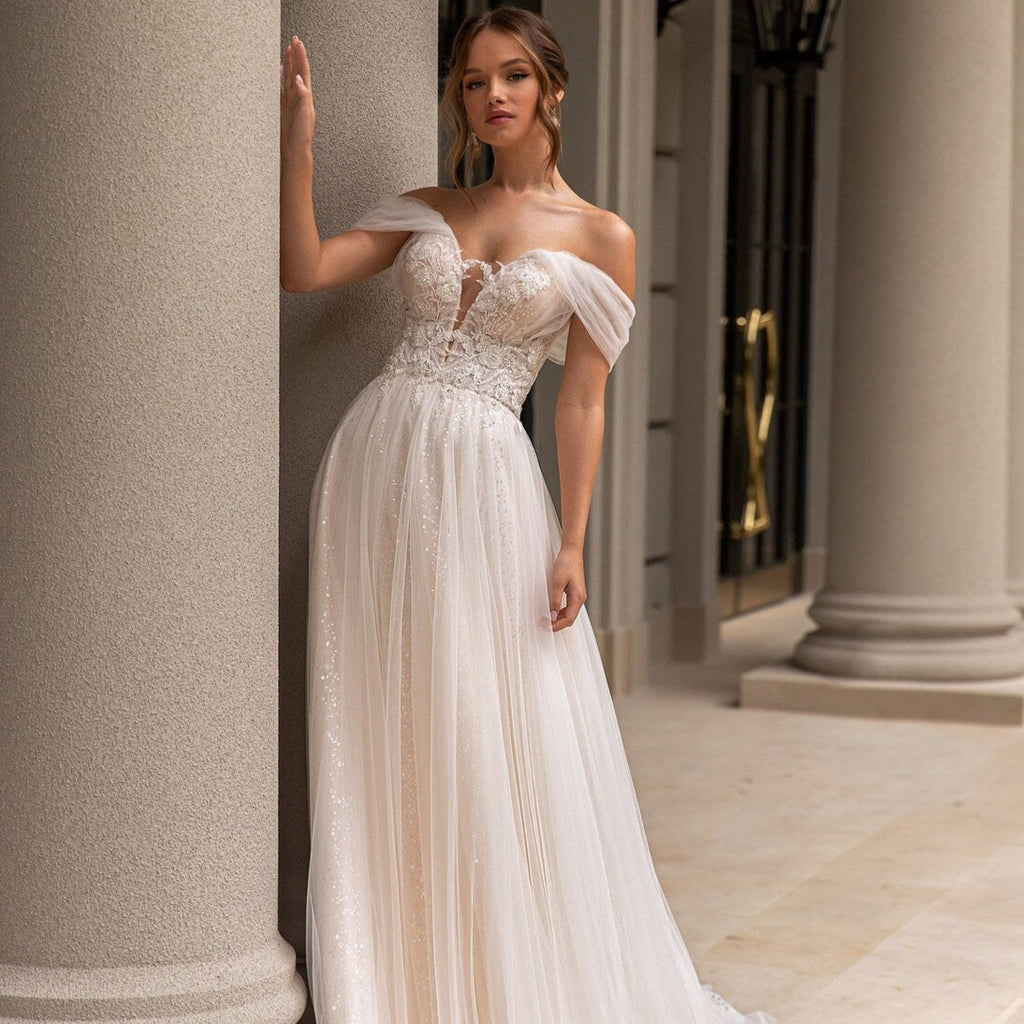 Experience true fairytale beauty with our Robe Aliza! This bridal princess gown will make you feel like a real-life princess on your special day. With its elegant design and luxurious fabric, you'll be the center of attention as you walk down the aisle. Complete your dream wedding look with Robe Aliza!