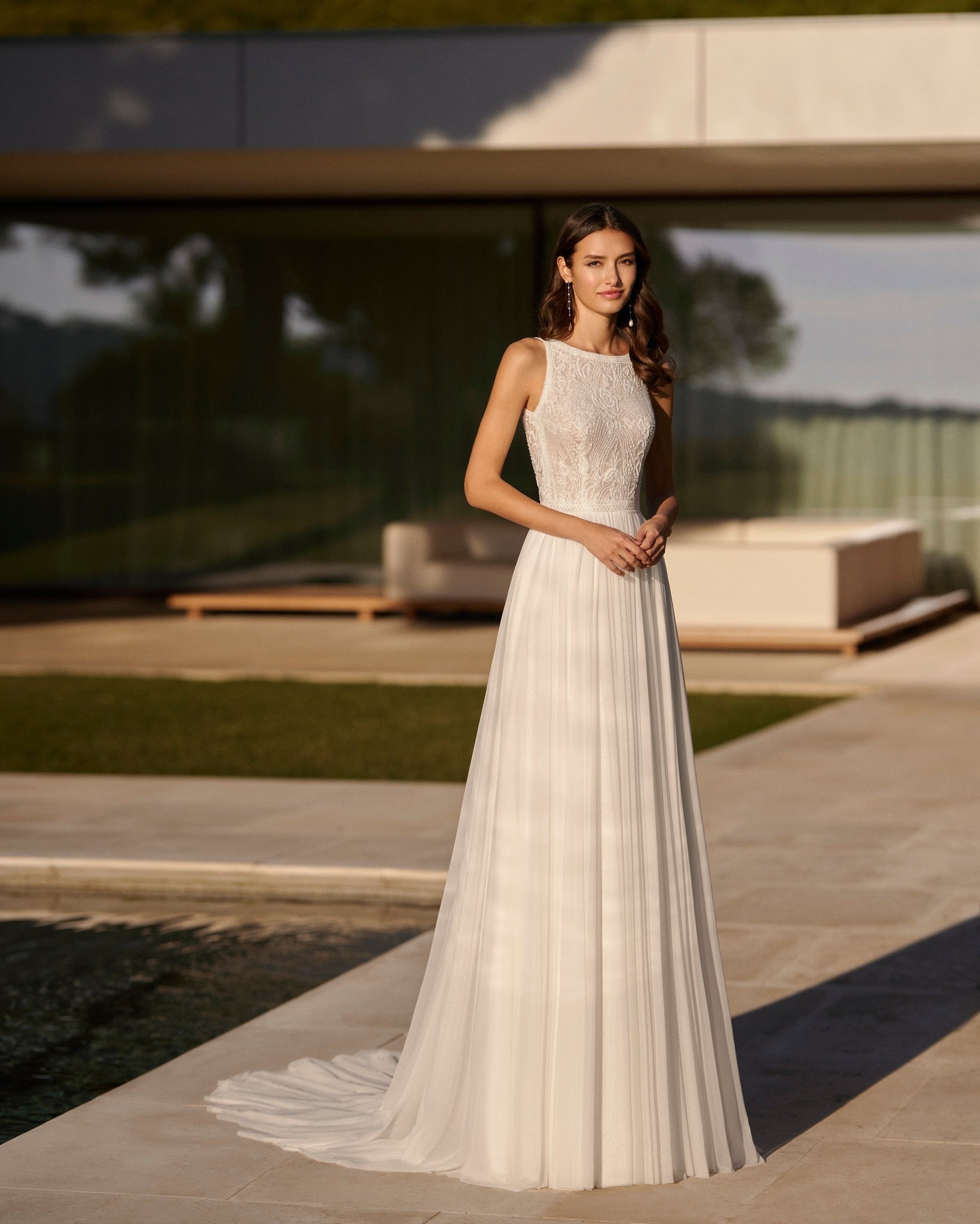 Indulge in luxury and sophistication with our Robe Peppa. This simple yet chic white bridal wedding gown exudes elegance and exclusivity. Dressed in this piece, you'll feel like a work of art, ready to walk down the aisle and captivate all eyes. Elevate your special day with the Robe Peppa.