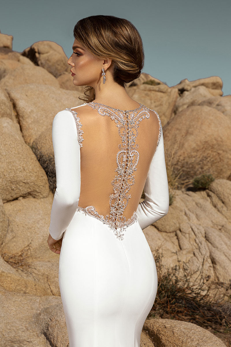 Look stunning in our Robe Coralinne! This mermaid gown is perfect for special occasions and features a classic white color. The perfect blend of comfort and style, you'll be ready to make a statement wherever you go.